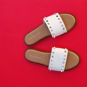 SINCERELY JULES  Women's Tyler White Studded Slides Sandals -Size 7.5M